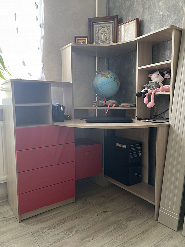 Компьютерный стол Мебелеф - 44 ясень шимо светлый / красный глянец левый фото покупателя 1